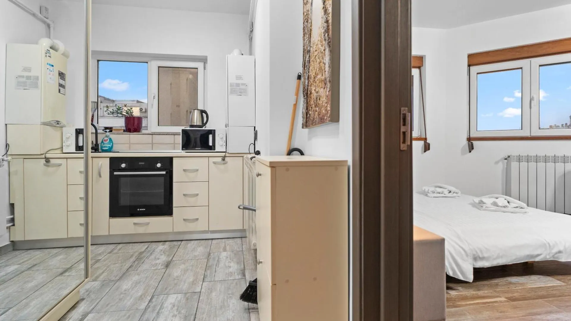 Chic Apartments In The Heart Of Bucharest - Walk To Old Town 0*,  Romanya