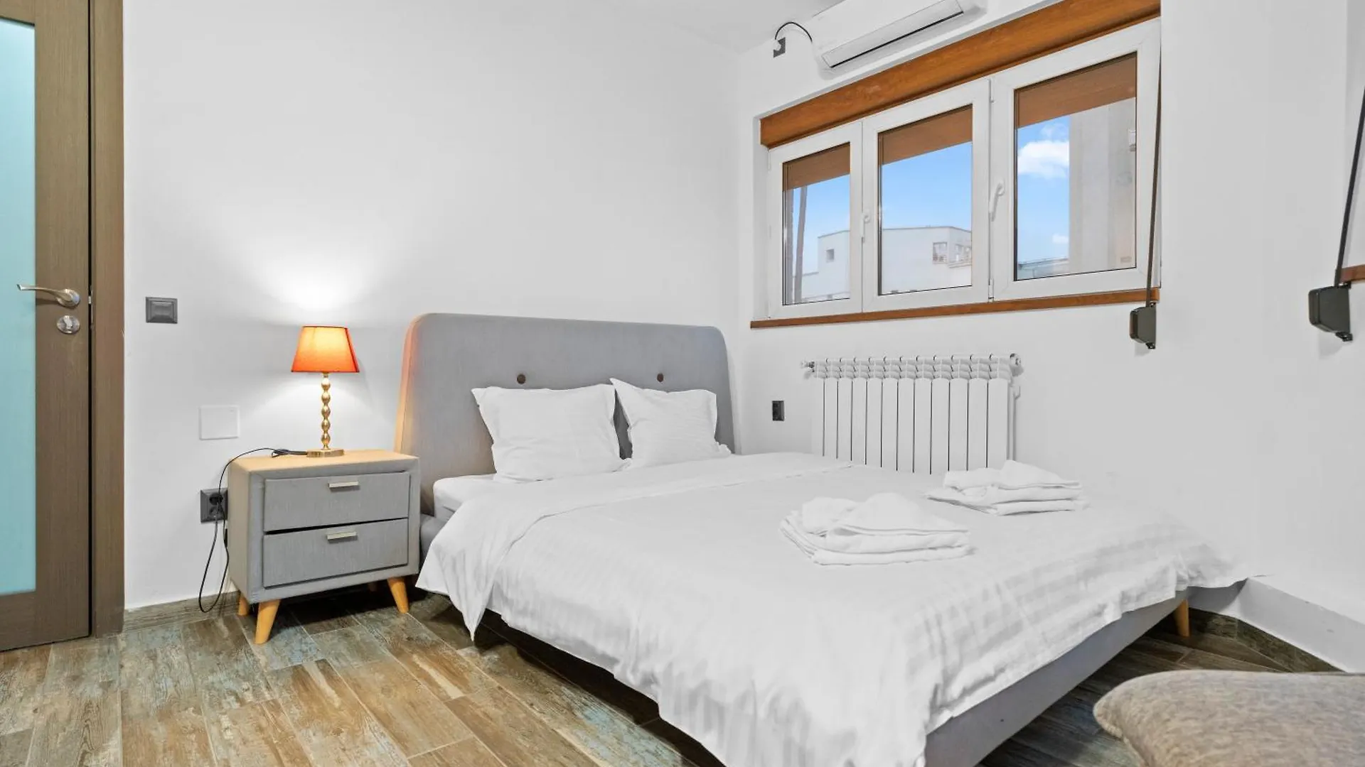 Chic Apartments In The Heart Of Bucharest - Walk To Old Town
