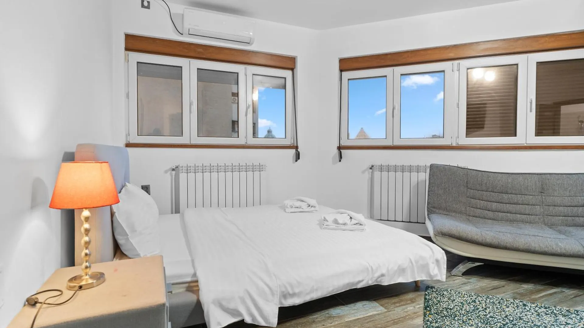 Chic Apartments In The Heart Of Bucharest - Walk To Old Town