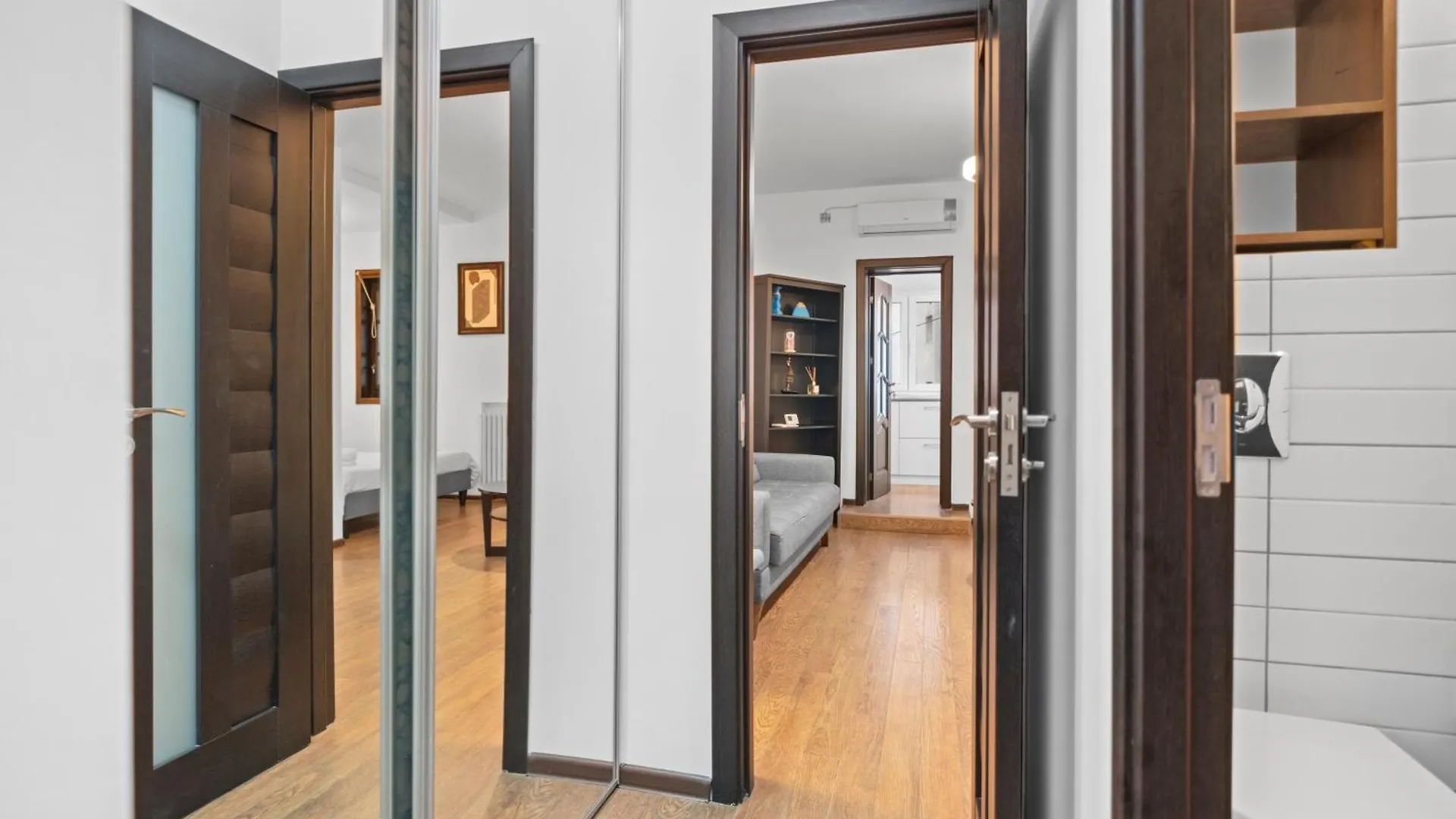 Chic Apartments In The Heart Of Bucharest - Walk To Old Town