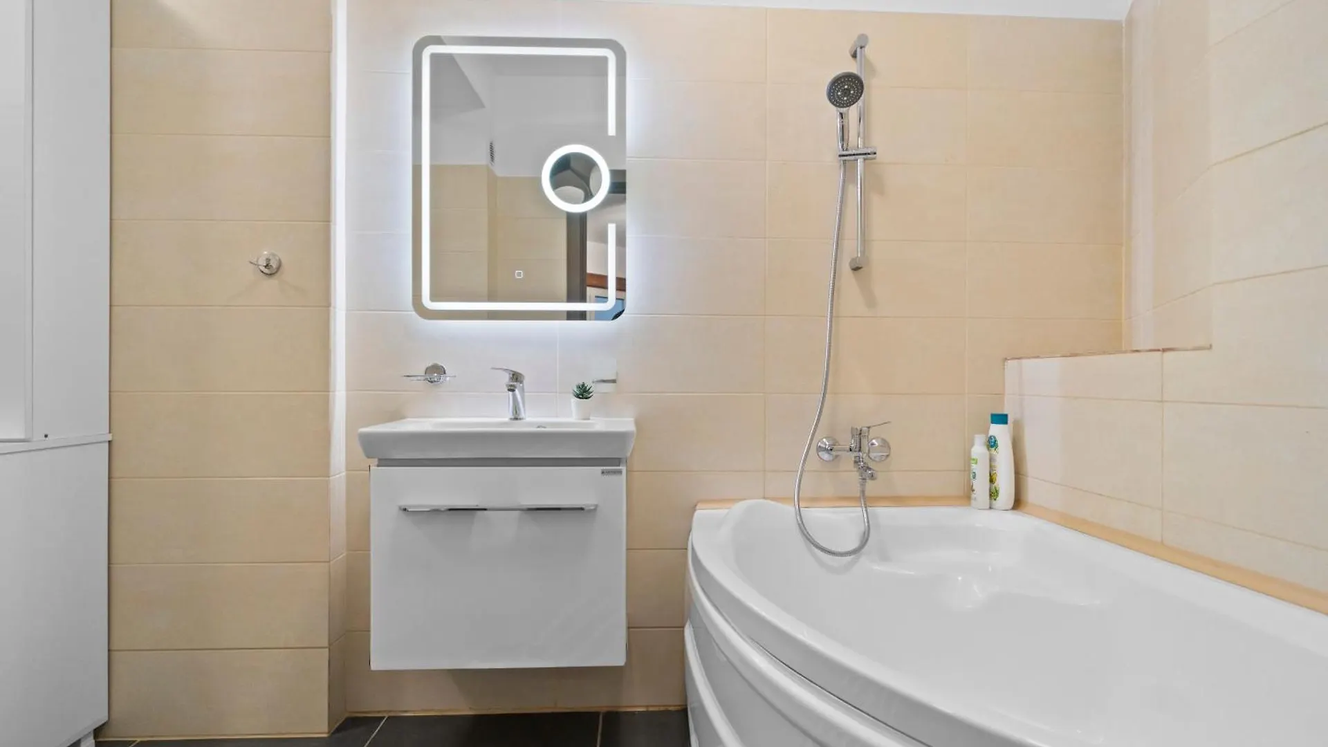 Chic Apartments In The Heart Of Bucharest - Walk To Old Town