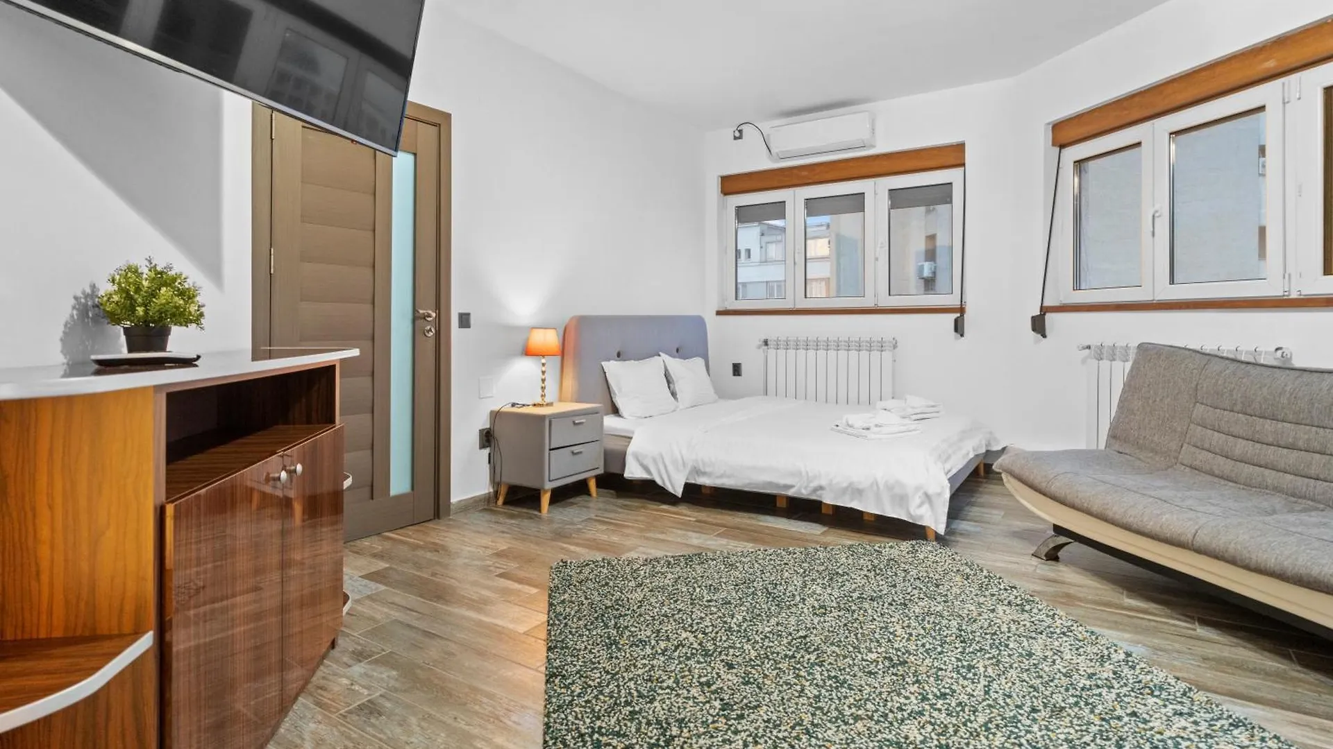 Chic Apartments In The Heart Of Bucharest - Walk To Old Town Romania