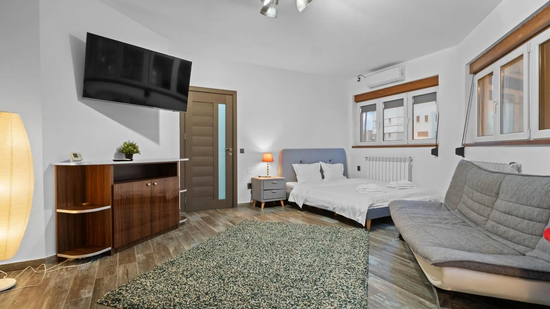 Chic Apartments In The Heart Of Bucharest - Walk To Old Town