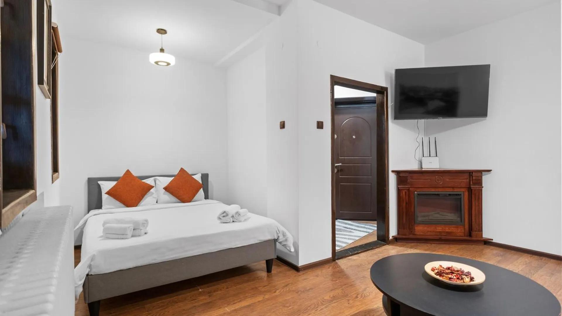 Chic Apartments In The Heart Of Bucharest - Walk To Old Town