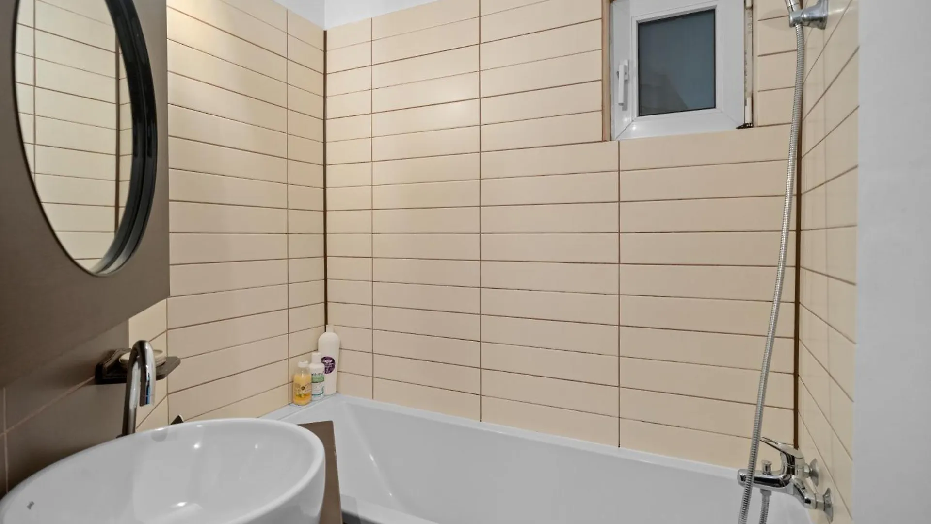 Chic Apartments In The Heart Of Bucharest - Walk To Old Town