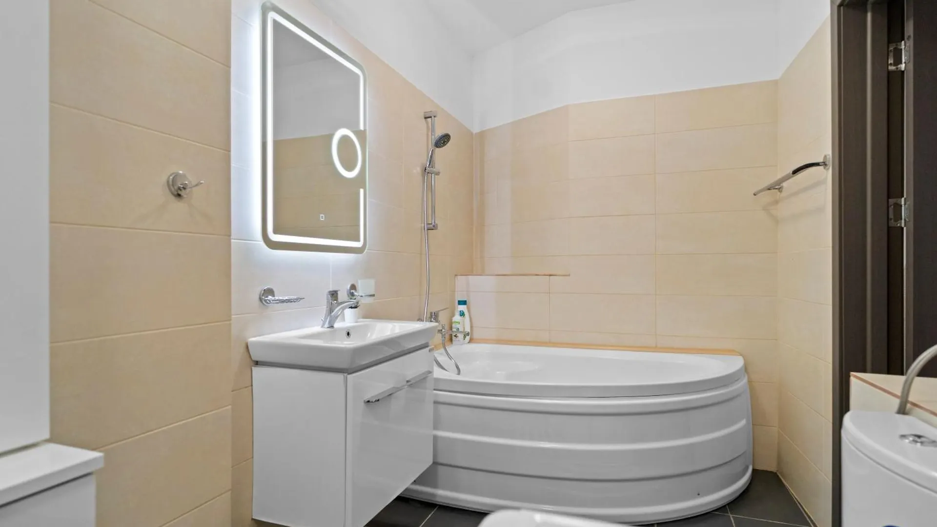 Chic Apartments In The Heart Of Bucharest - Walk To Old Town