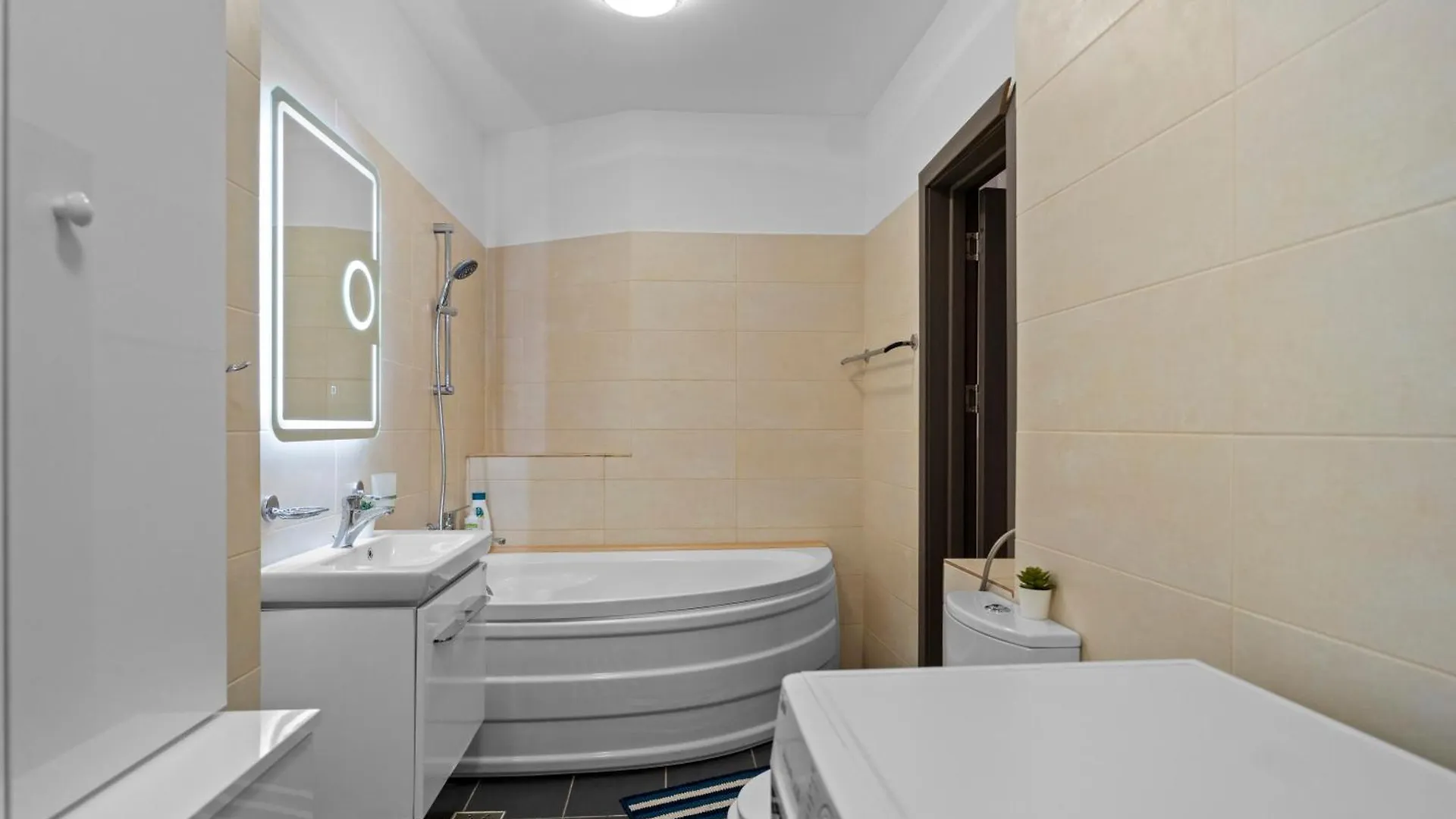Chic Apartments In The Heart Of Bucharest - Walk To Old Town