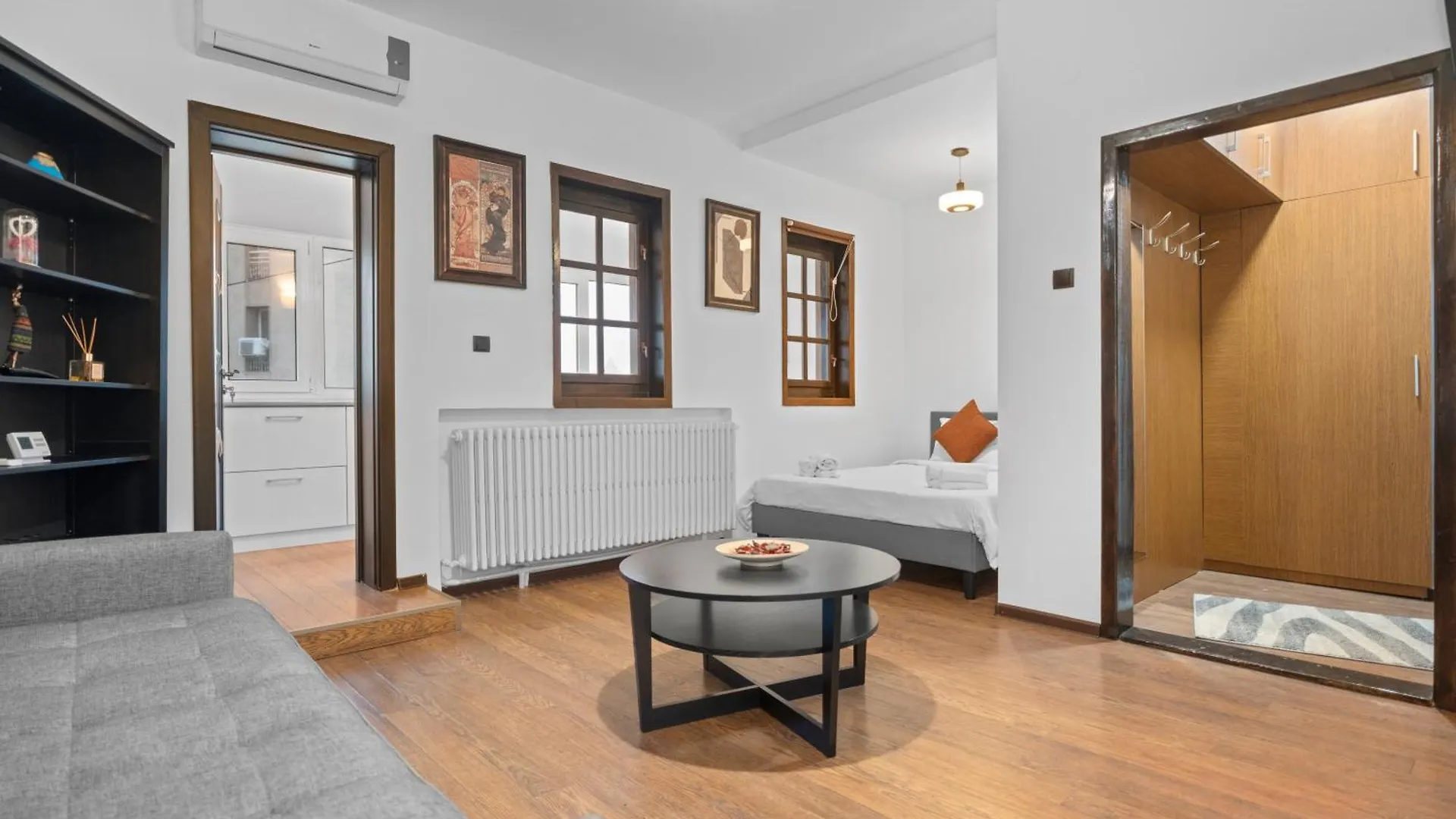 Chic Apartments In The Heart Of Bucharest - Walk To Old Town 0*,